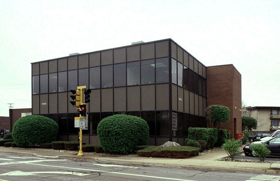 1235 E Davis St Office/Garage Building