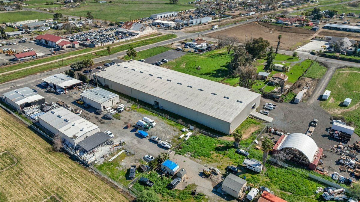 Freestanding Heavy Industrial Building w/ Office/Showroom on ±6.55 AC