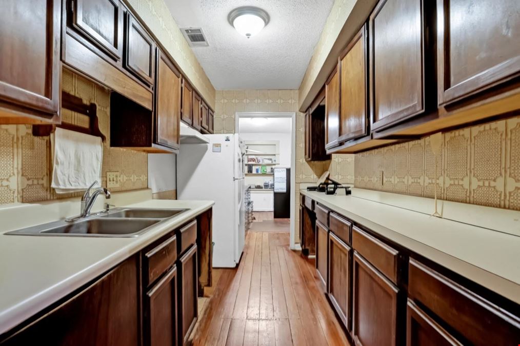 216 E. Gaston Street, Garden Level