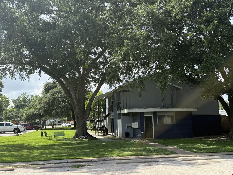 1101 E Main St, League City TX: 16 MULTI-FAMILY UNITS