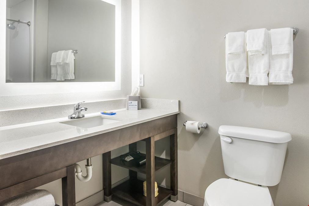 Holiday Inn Express & Suites Tulsa East-Catoosa