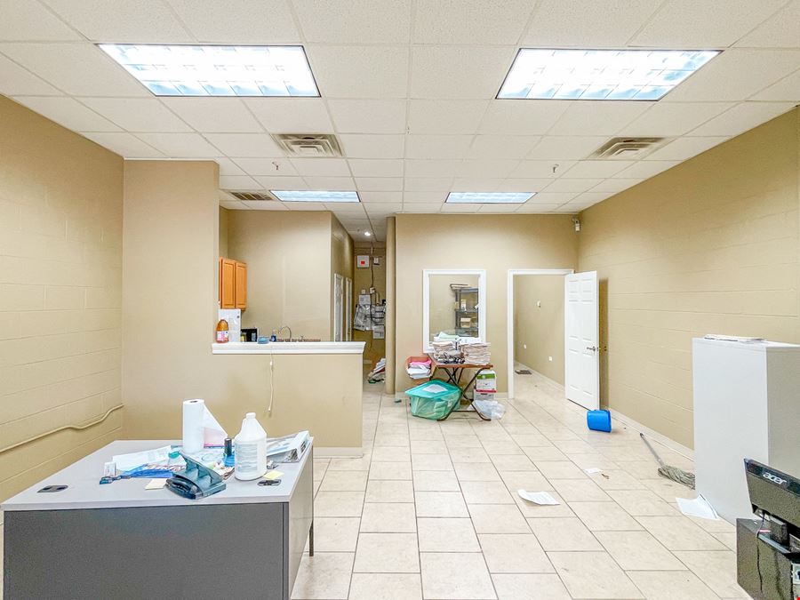 3 Retail Suites Available in Airline Hwy Strip Center