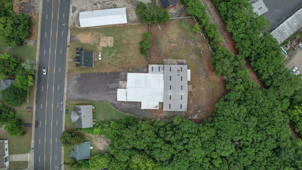 11,266 SF Industrial Service Facility | 7 Bay Doors | ¾ Acre Fenced Yard