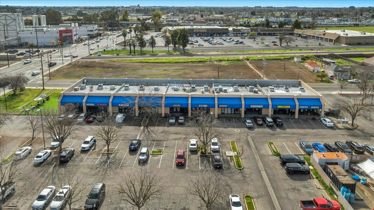 (2) Spaces Available at Hanford Plaza Shopping Center