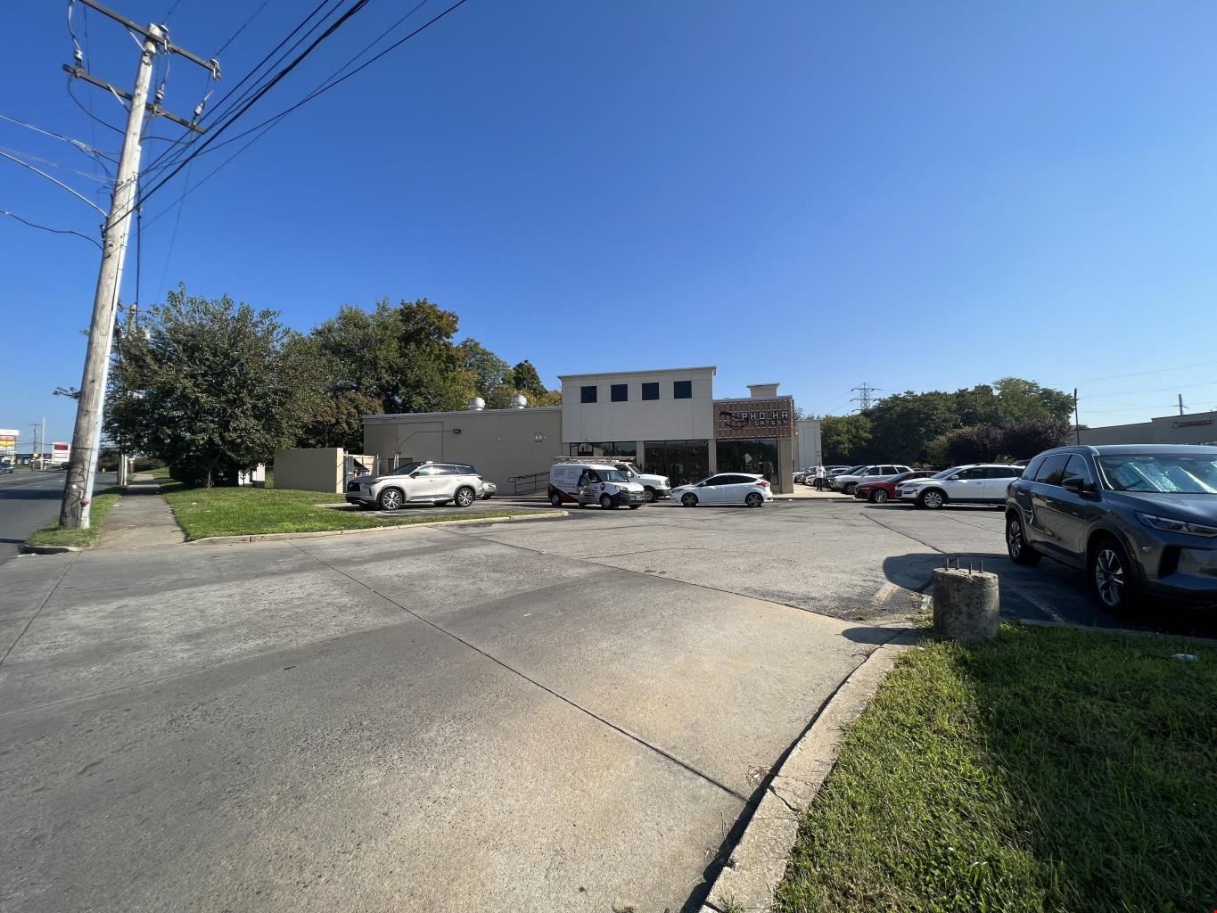 Versatile Retail & Event Space – Perfect for Pickleball or Business!