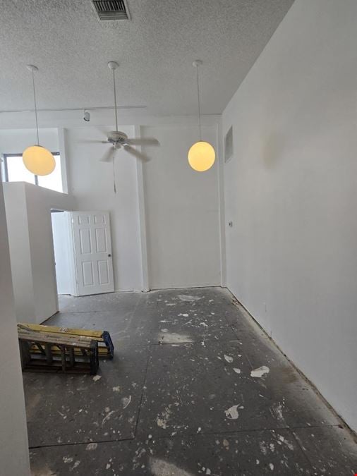 Unique 2nd floor 1400 +/- SQFT office space