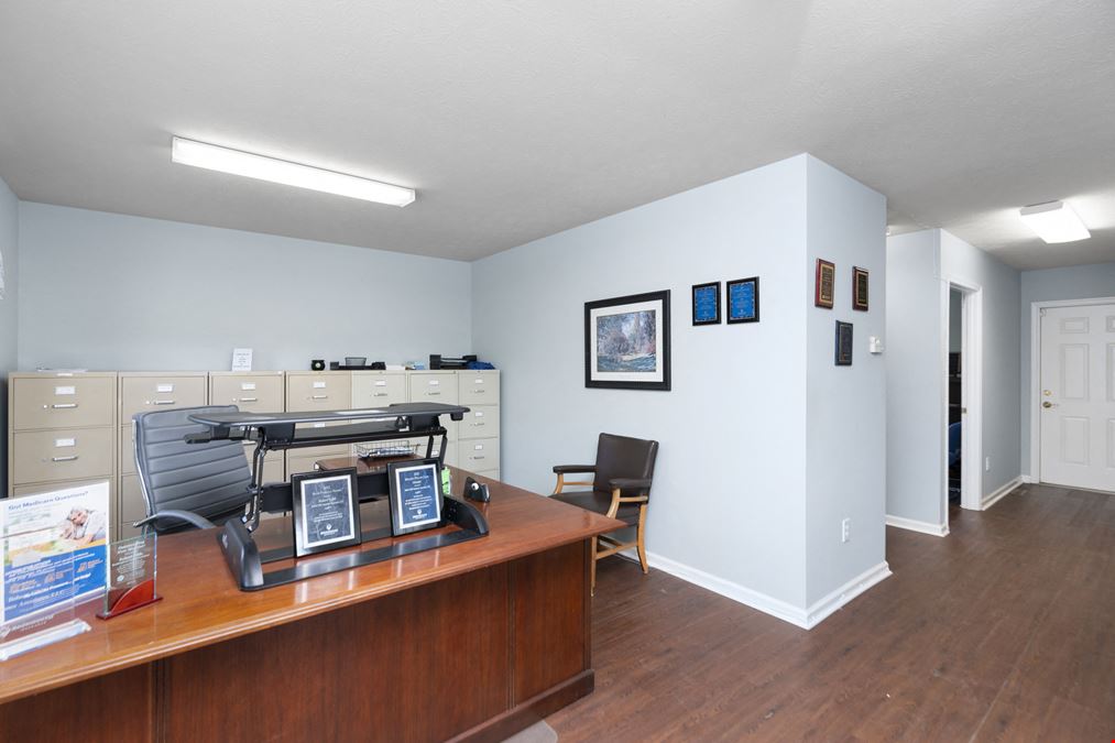 NICE OFFICE SUITE AVAILABLE IN HIGH TRAFFIC LOCATION