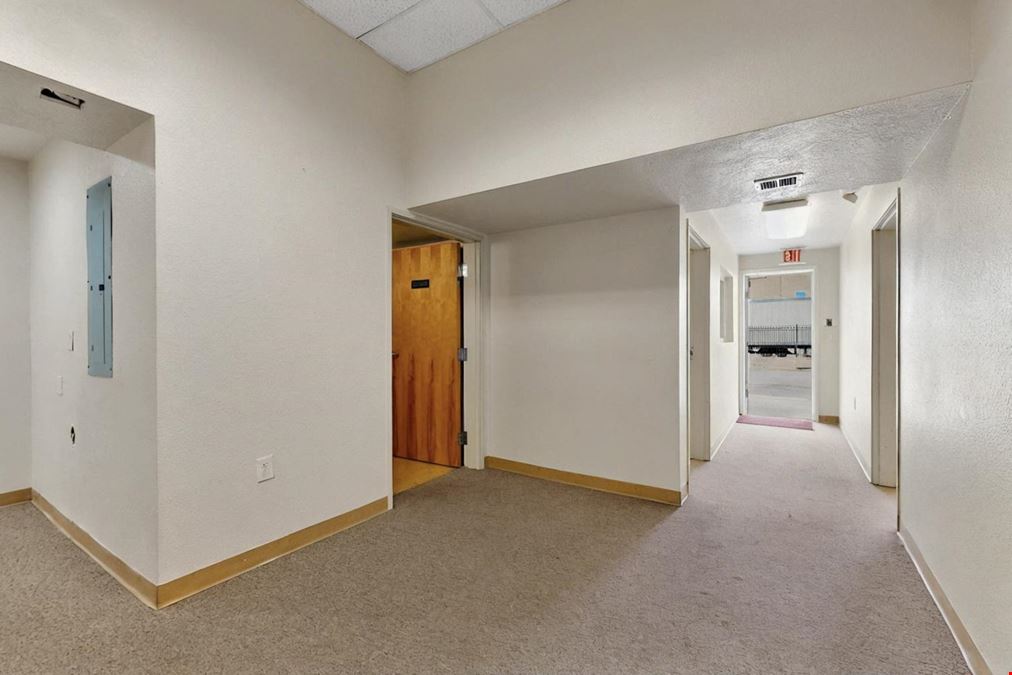 Paseo Area Office/Warehouse – Gated Yard + 3-Phase Power + Drive In Door
