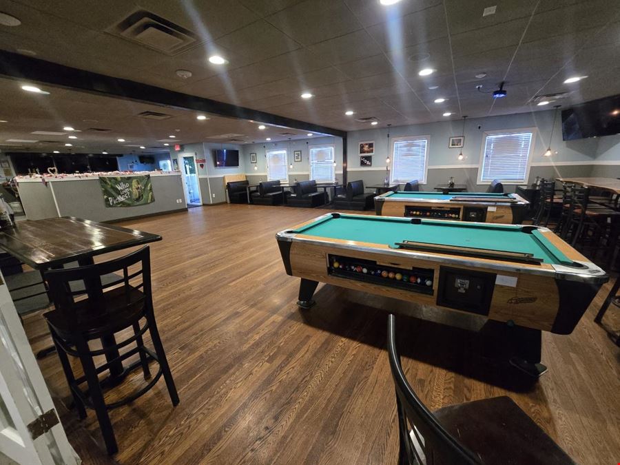 Fully functional Lincoln restaurant with liquor license & real estate