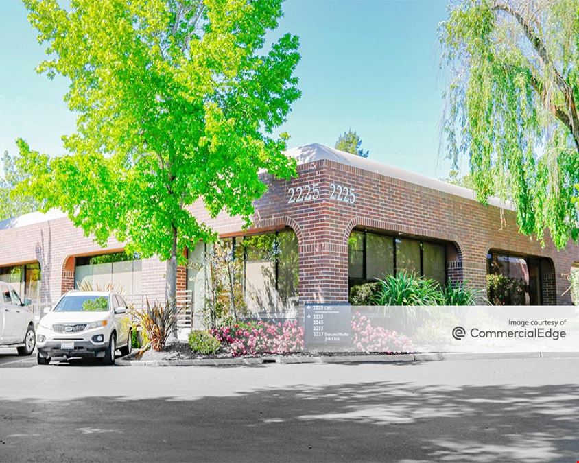 The Lakes - 2225-2255 Challenger Way