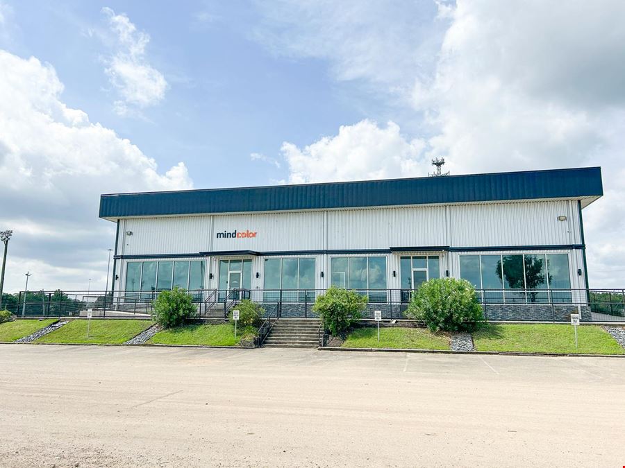 15102 I-45 Retail Building
