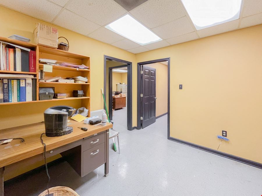 Corner Office / Warehouse ±5 Mins from Airline Hwy