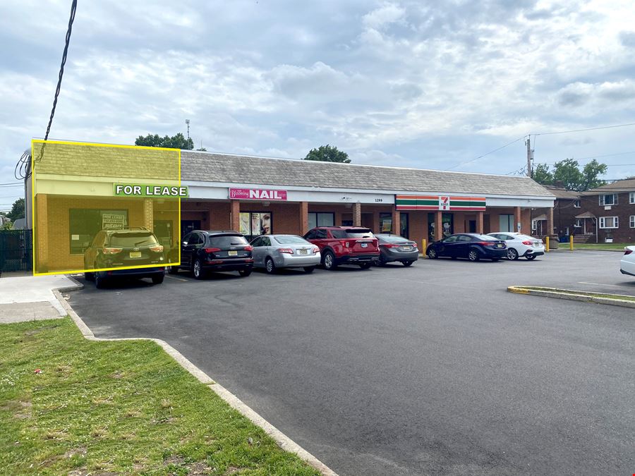 Store Available in Busy Retail Center