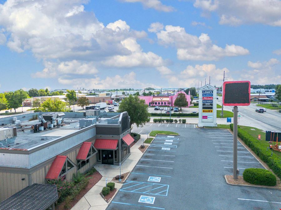 Freestanding 7,850 SF Restaurant at Entrance to Lake Charles Power Center