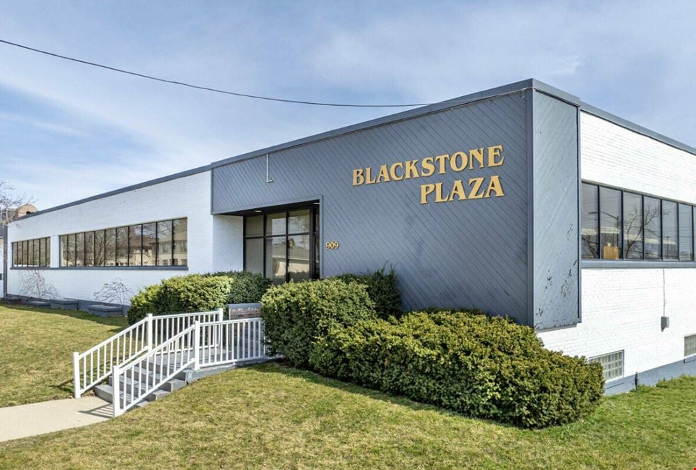 909 Blackstone Ave