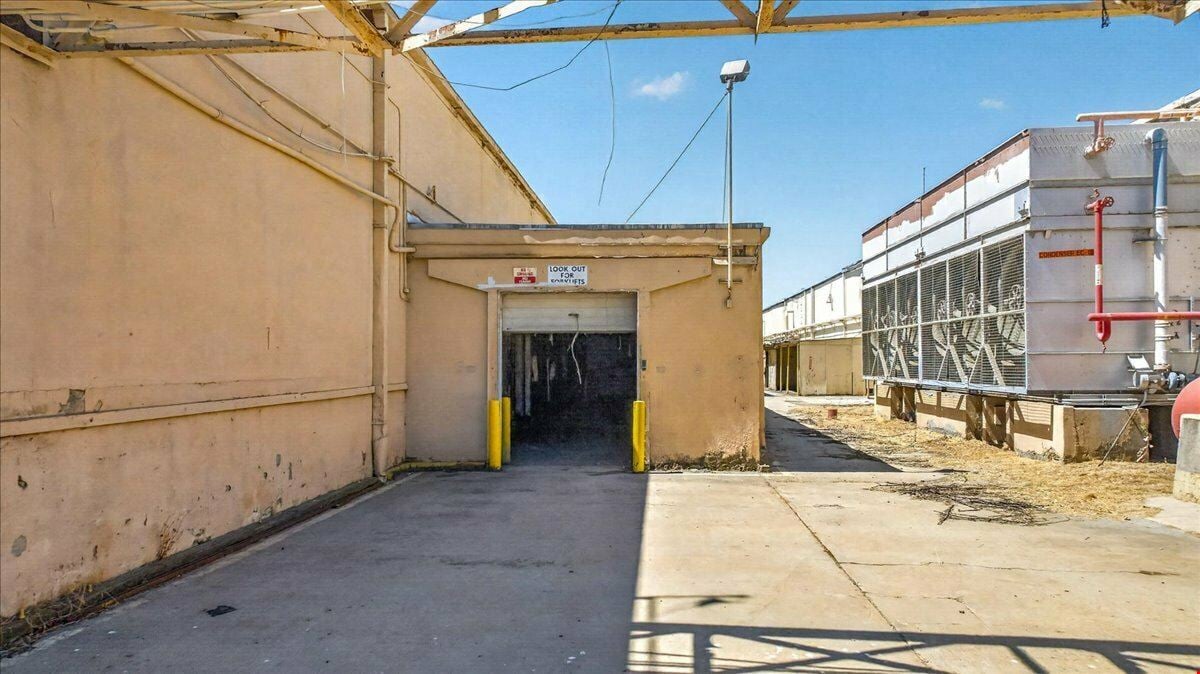 ±104,905 SF of Distribution Warehouse on ±6.10 Acres