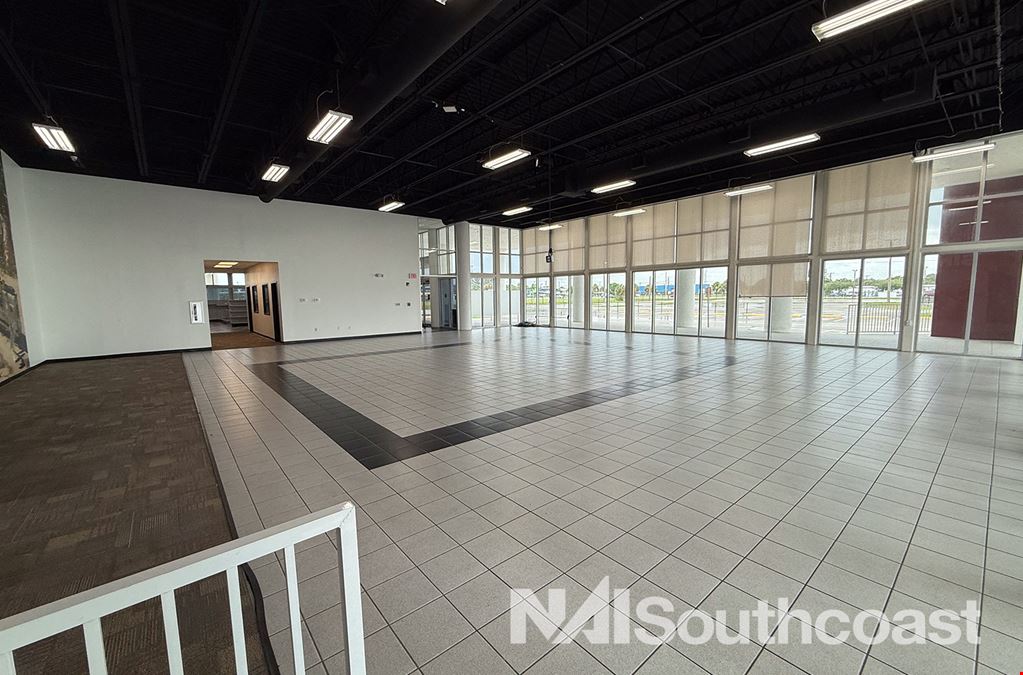 ±20,505 SF Dealership/Service Opportunity