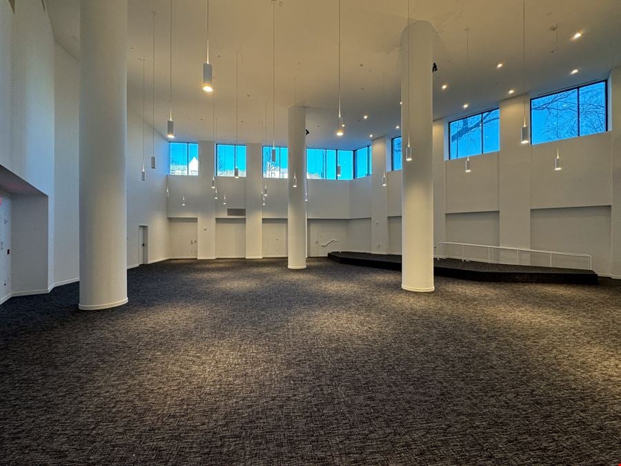 15,370 SF | 1 Park Point | Double Height Retail/Education Space