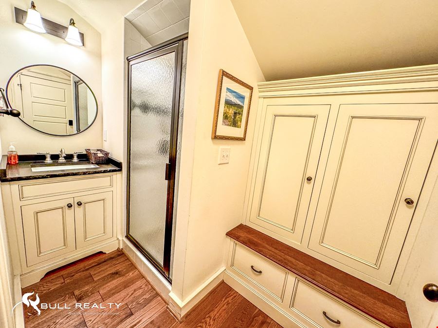 ±2,086 SF Office Suite