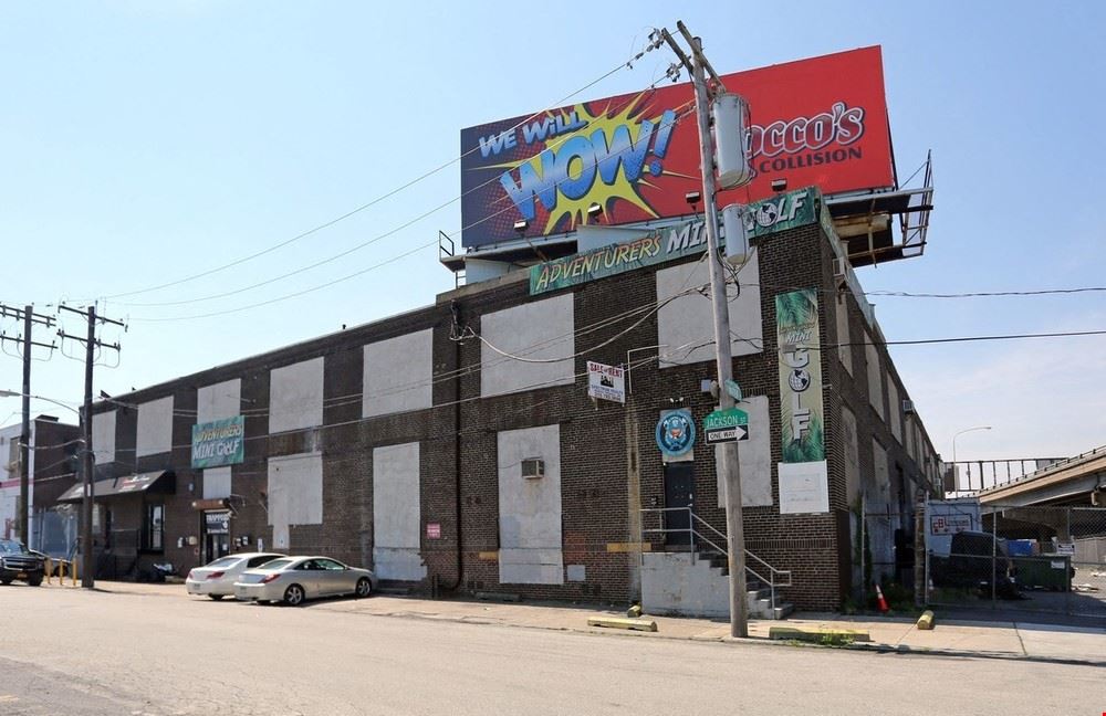 30,000 SF Remaining | South Philly Flex Space | National & Regional Co-Tenancy