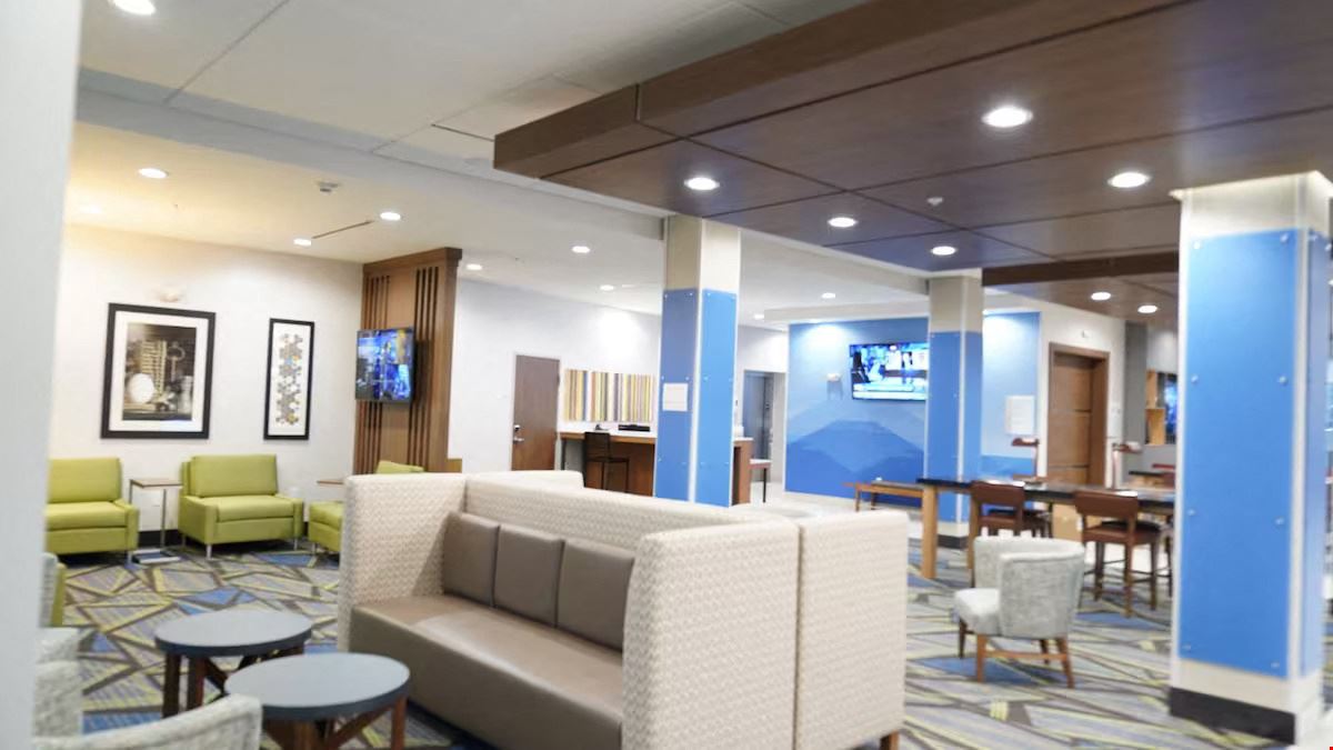 Holiday Inn Express & Suites Dallas Market Ctr - Love Field