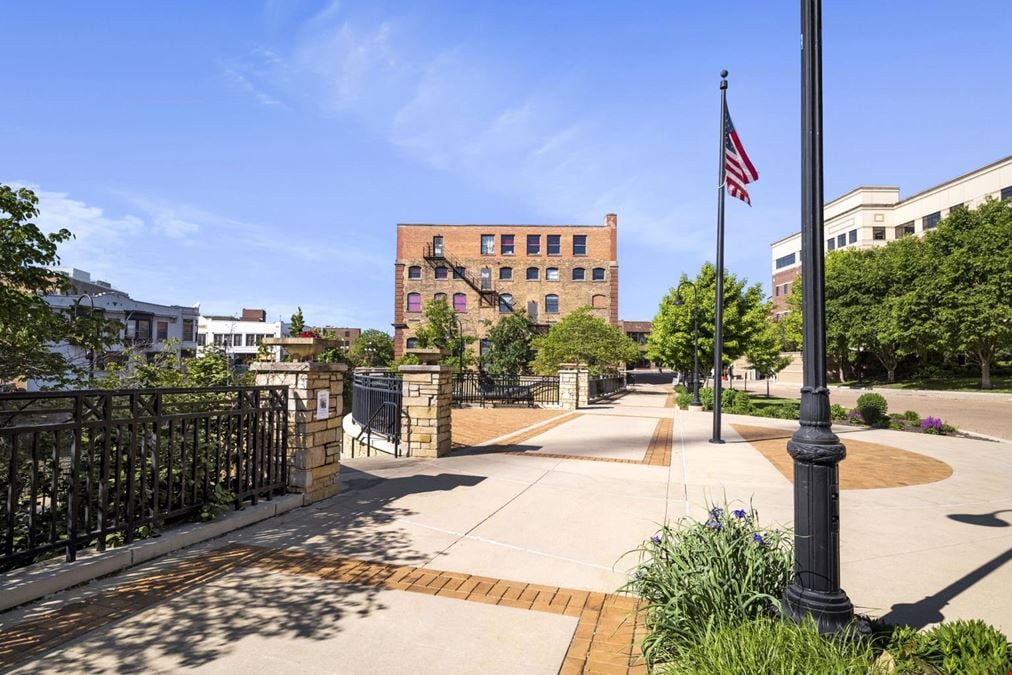 31 W Downer Pl, Aurora, IL 60506