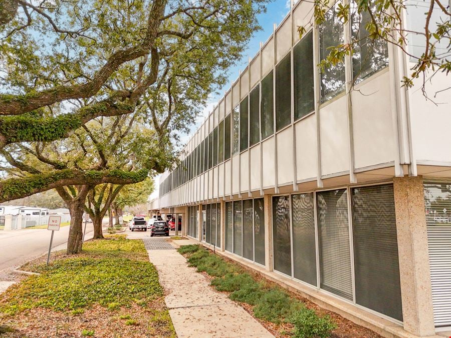 Full-Service Office Suites for Lease near Bon Carré