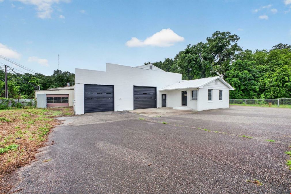 11,266 SF Industrial Service Facility | 7 Bay Doors | ¾ Acre Fenced Yard