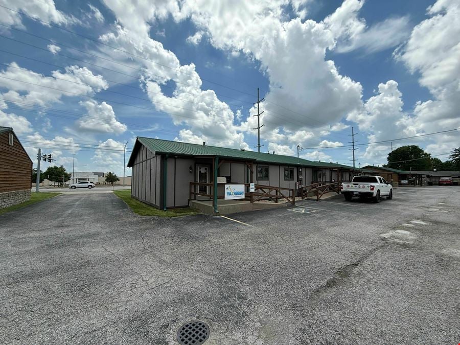 884 SF Office / Retail Building on Fremont & Battlefield