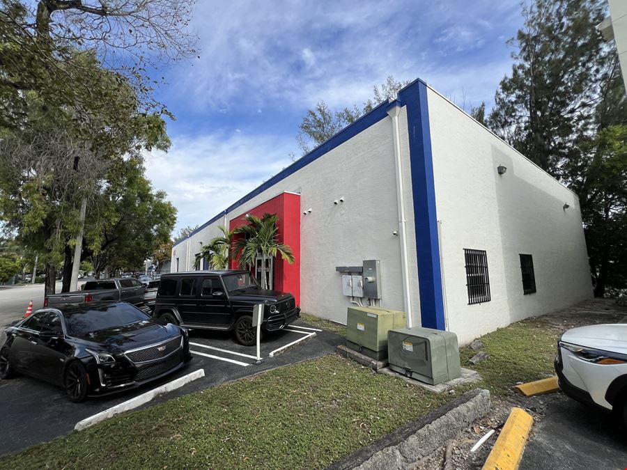 Dock Warehouse in Fingerlakes Miami Airport West Industrial Market