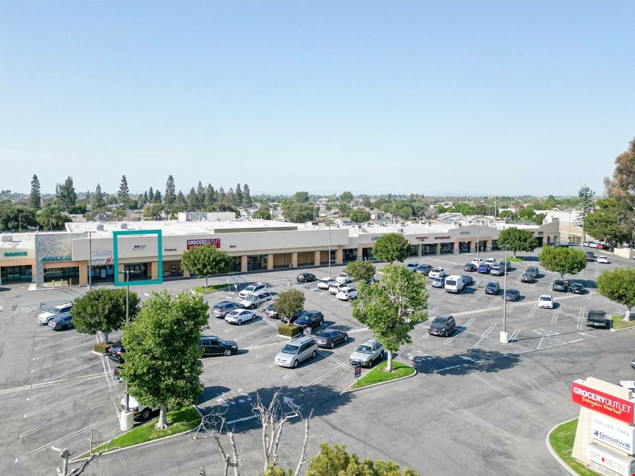 DRIVE-THRU PAD + RETAIL | El Dorado Center