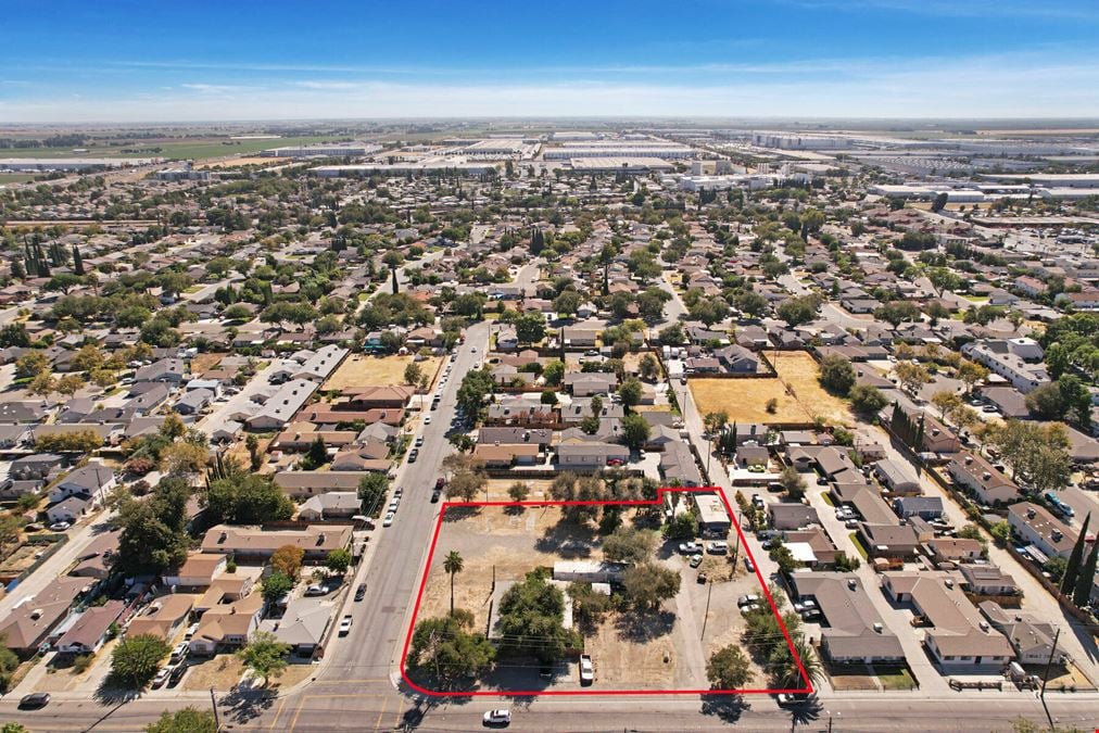 2840, 2888, 2896 Holly Dr