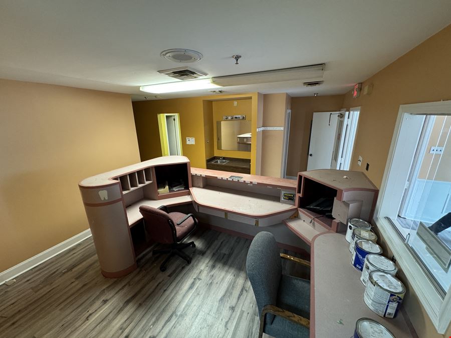 224 W Main St # 100