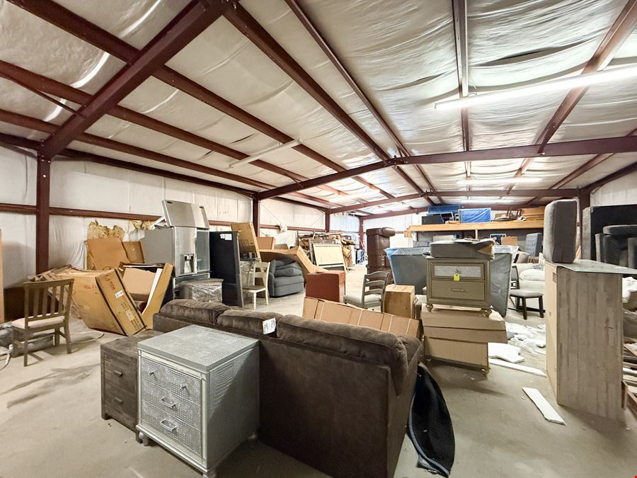 Industrial Warehouse with Covered Storage in Luling