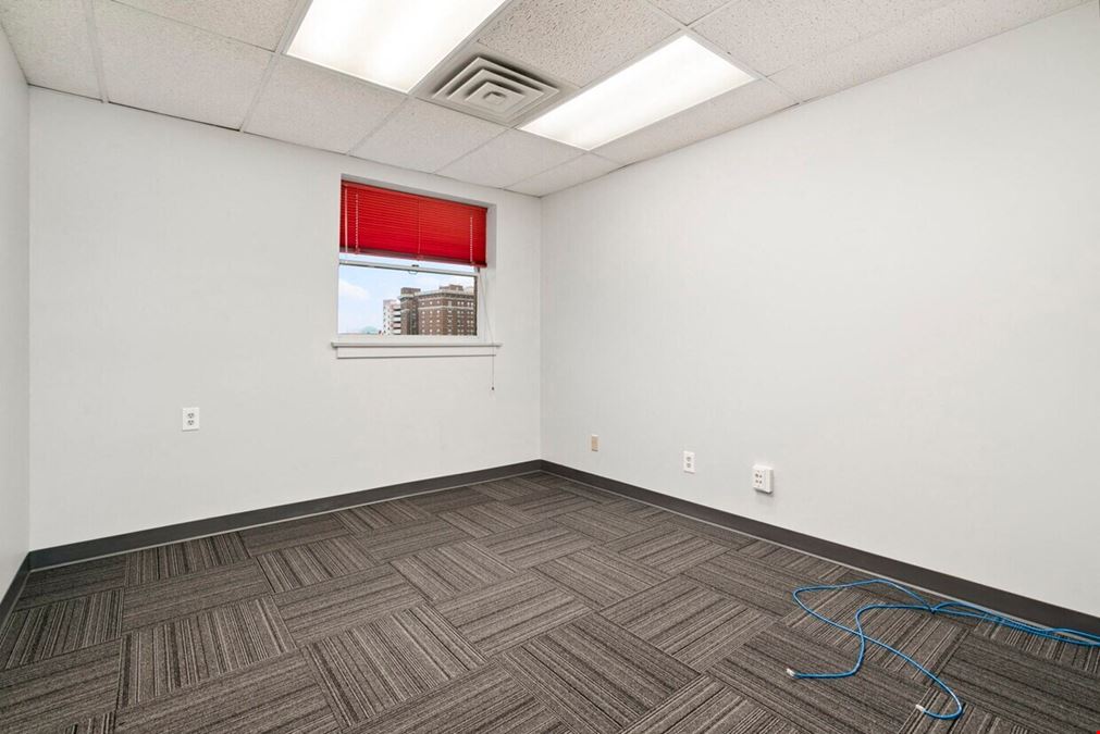 31 W Downer Pl, Aurora, IL 60506
