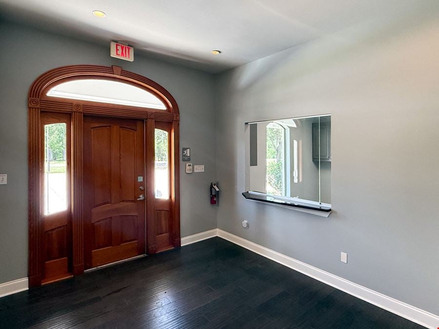 Move-In Ready Garden Office in Central