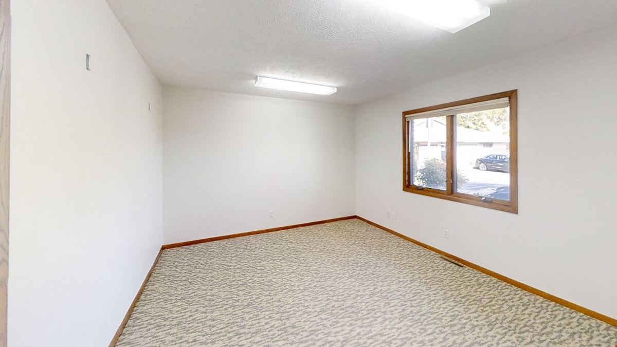 3281 Racquet Club Dr, Suite B