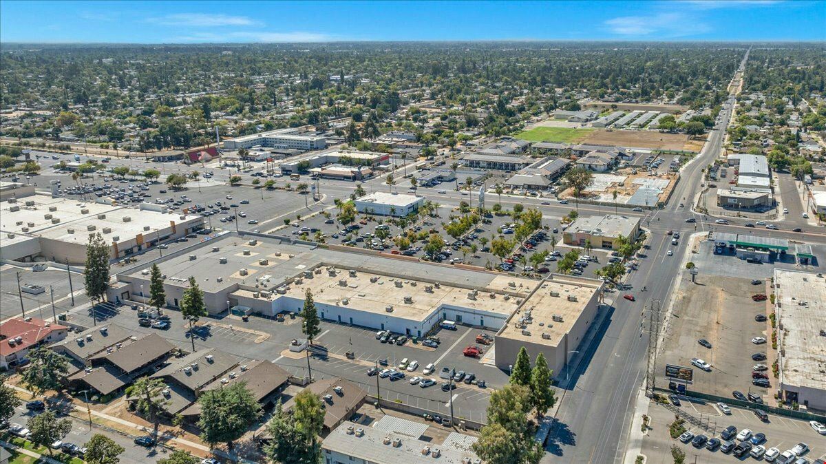 ±2,282 - ±10,683 Shopping Center Spaces in Fresno