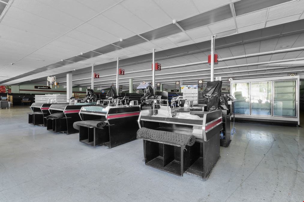 17,060 SF Former Grocery Store
