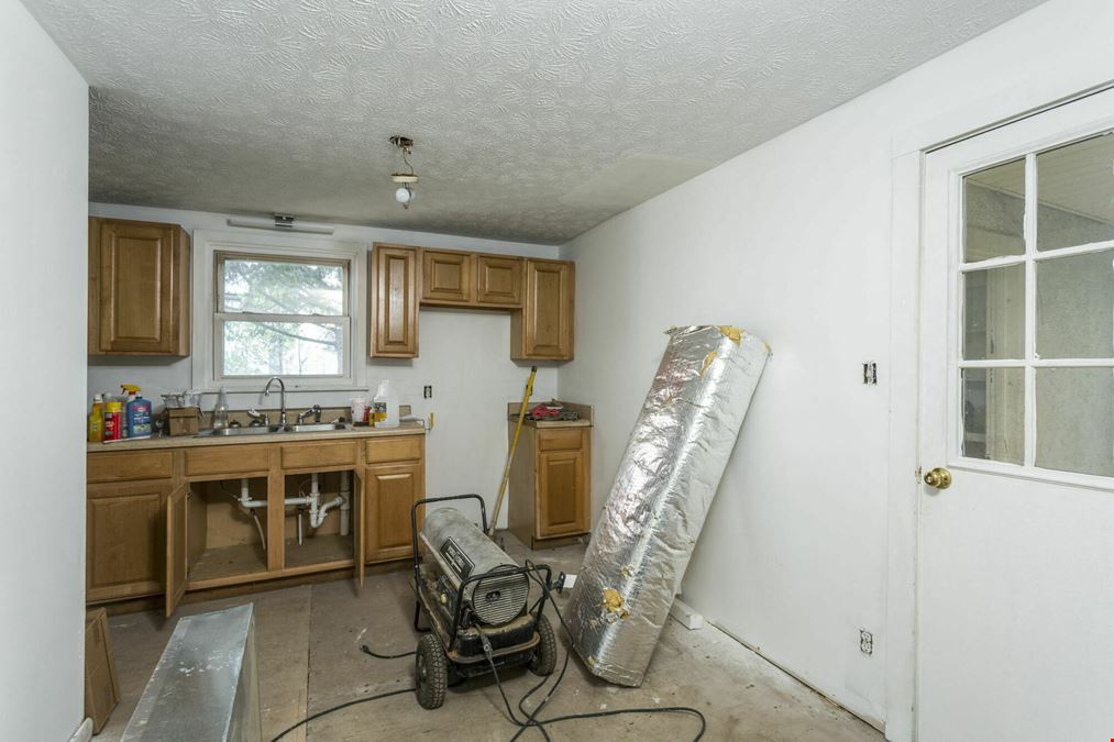 GREAT FOR INVESTORS OR REHAB SPECIALISTS | HOME ON LARGE LOT