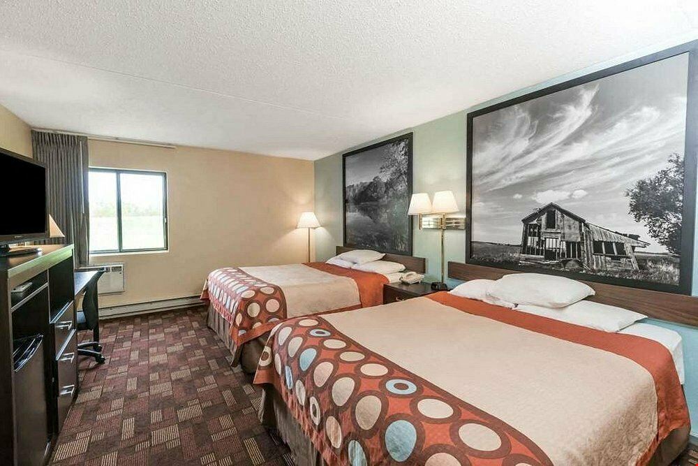 Super 8 by Wyndham (Combined with Econolodge by Choice Hotels in Luverne, MN)