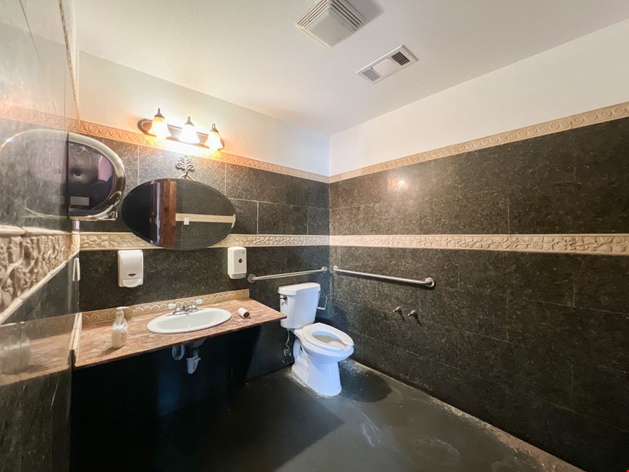Turnkey Bar in the Heart of the French Quarter - Sale/Lease