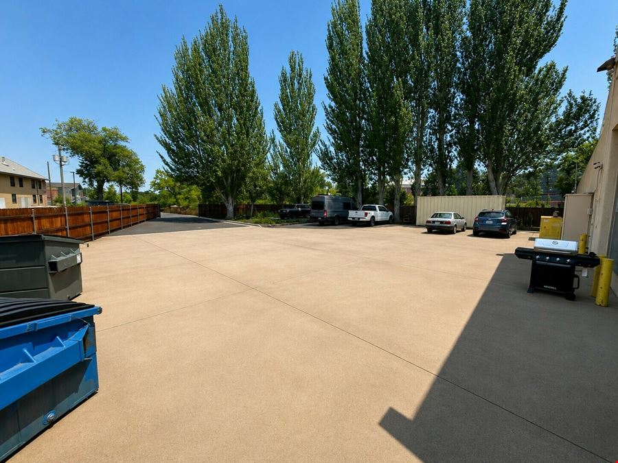 Versatile Flex Building for Warehouse, Retail, and Office