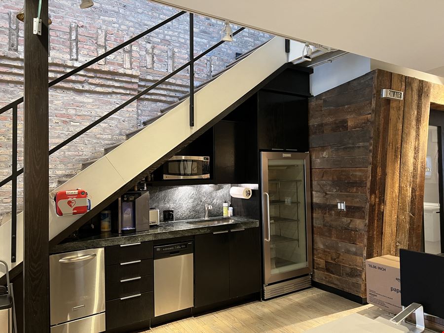 21 W Illinois St