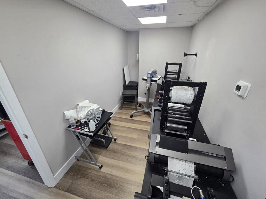 PRIME LOCATION Storefront Office/Retail