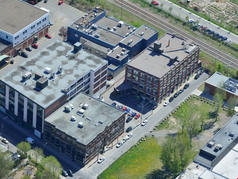 6833 Avenue de l'Épée