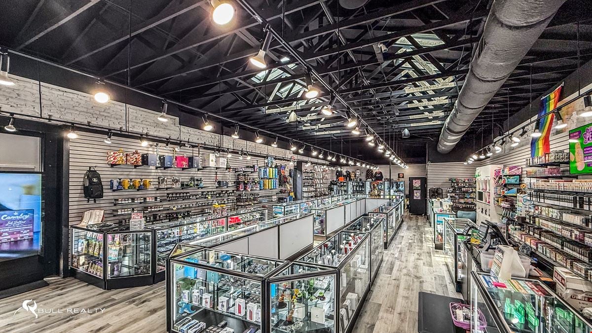 Two-Tenant Neighborhood Retail Building | NNN Leases | 5.6% Cap Rate