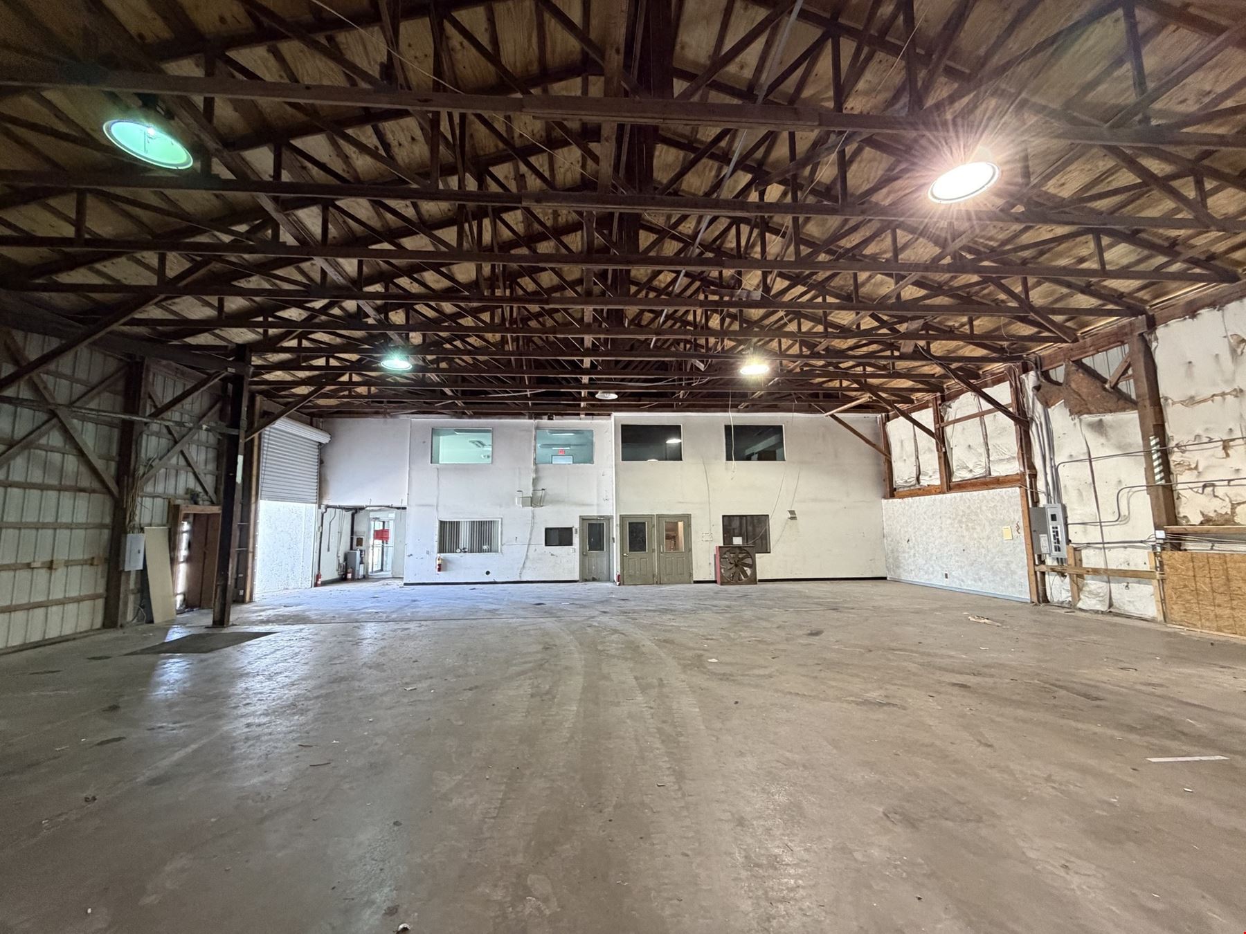 Office / Showroom / Warehouse ~ 17,000 SF Available