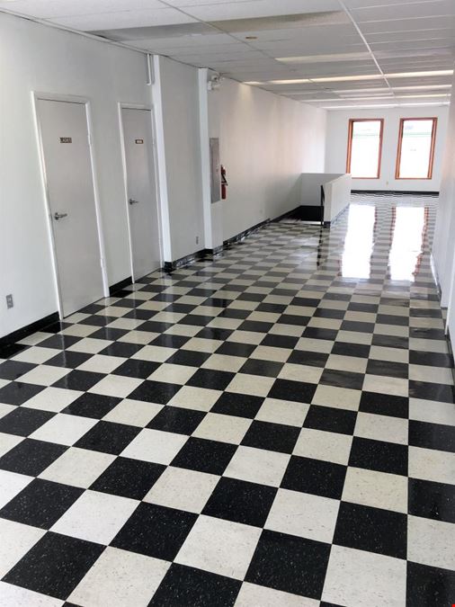 CHICAGO LARGE OFFICE & CORNER SPACE (SECOND FLOOR) (Chicago)