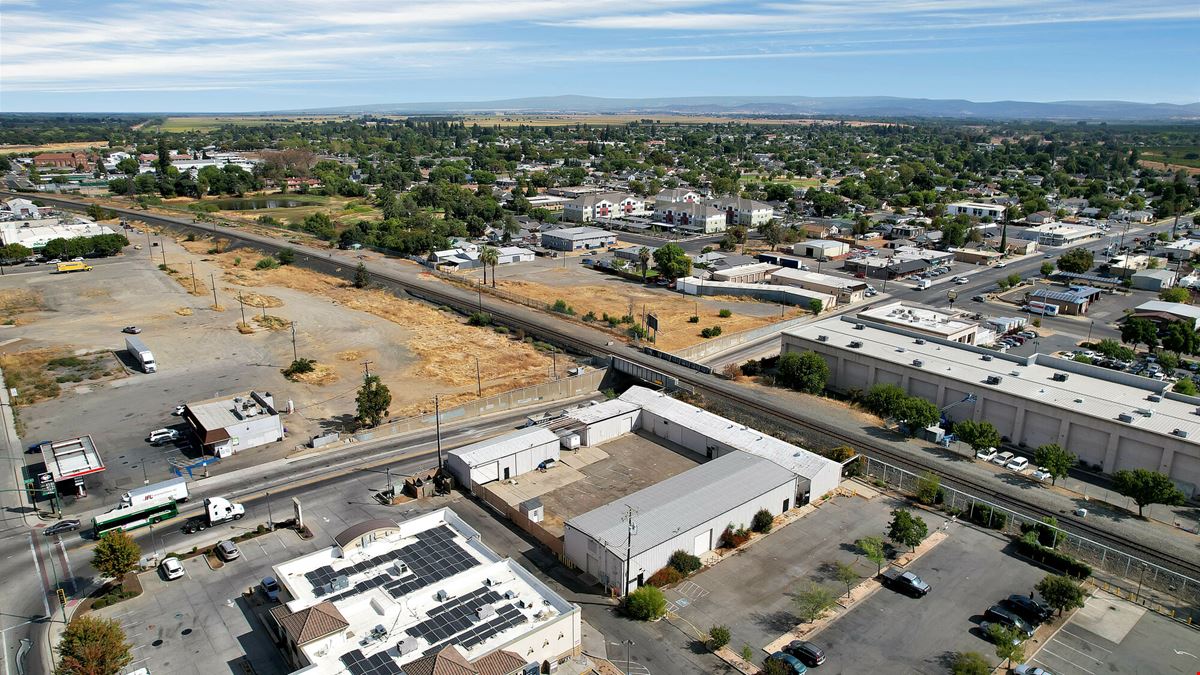 ±11,500 SF Of Clear Span Industrial Buildings + Fenced Lot